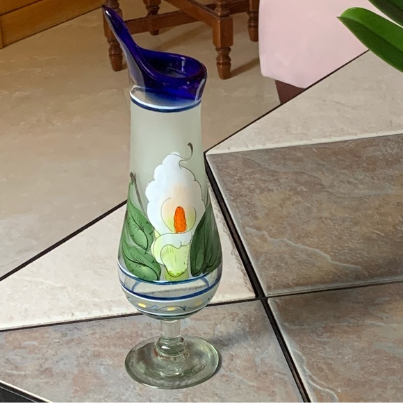 Other - VINTAGE. Hand blown Mexican Glass Vase with‎ hand painted Calla Lily flowers.
